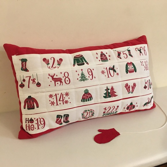 CHRISTMAS COUNTDOWN ADVENT CALENDAR THROW PILLOW W/ MITTEN CHARM - Picture 2 of 10